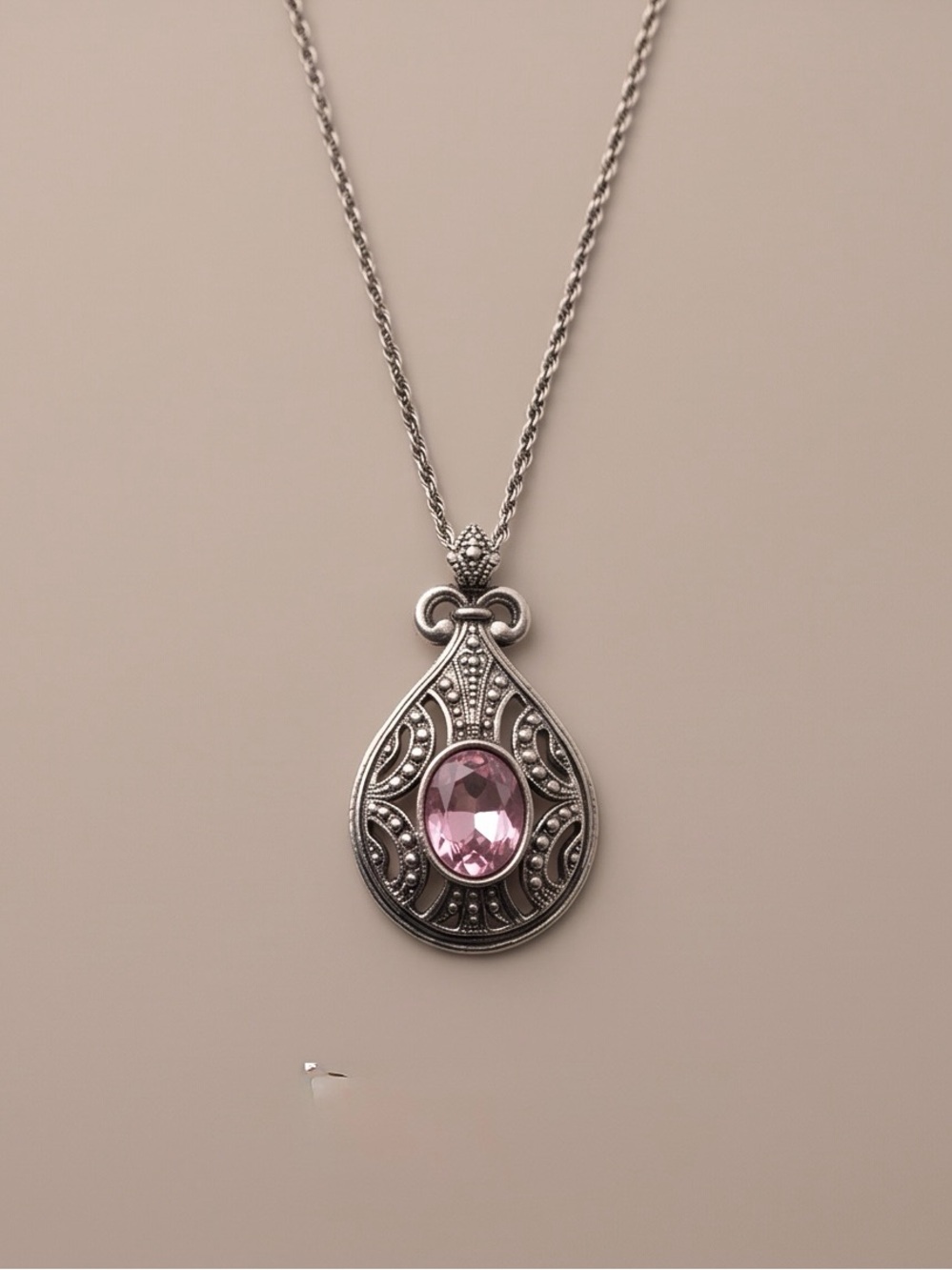 Vintage 1990 Avon “Victorian Touch"
Pendant Necklace